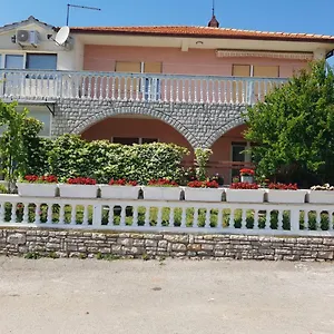 https://apartment-olive-garden-1.in-istria.net